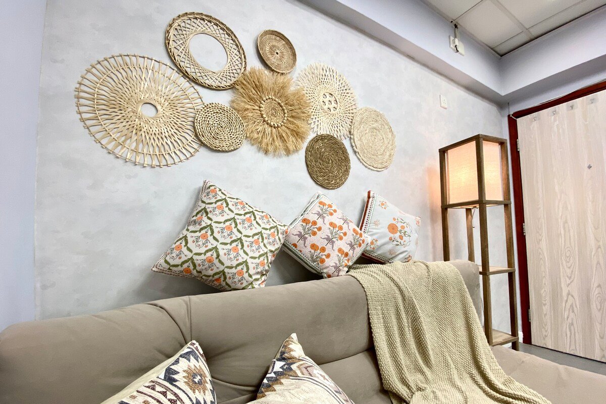 CozyStay 8pax Bohemian apartment at city center gallery image 3