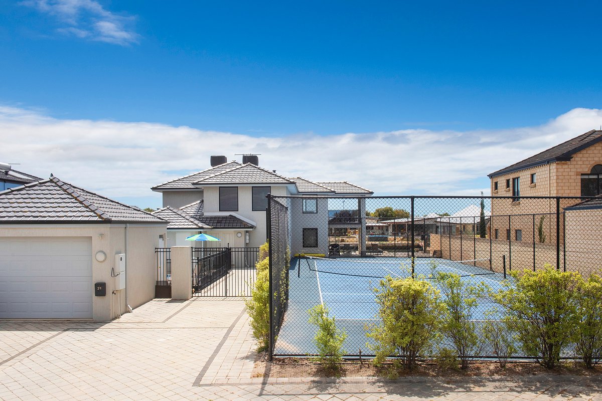 Canal Life – Private Pool and Tennis Court