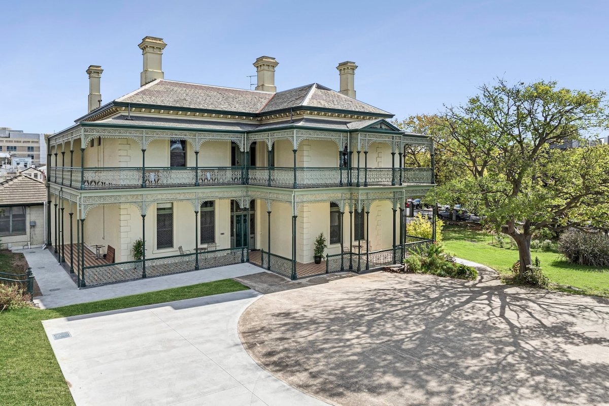 Myer’s Manor I Entire Mansion in Geelong CBD gallery image 2