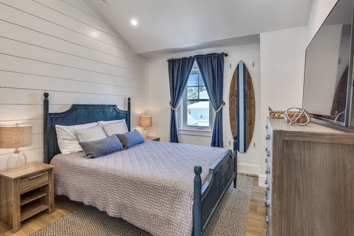 Island home with Pool and swim-up bar! Best gallery image 5