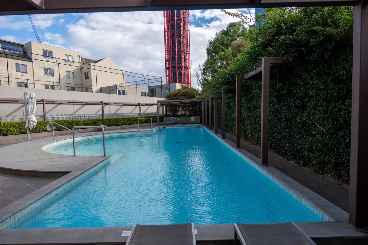 Large Bright 4 Bdrm Southbank apt gallery image 5