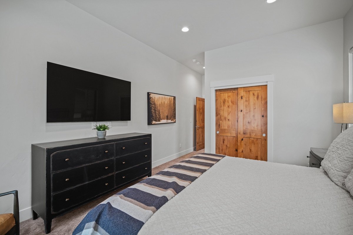 Caldera Family Retreat | Hot Tub, Games & Firepit gallery image 3