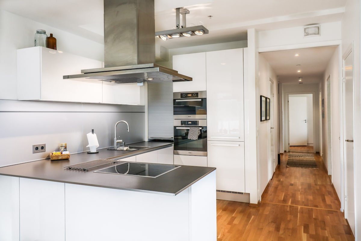 LARGE 3BR Modern Seaside Apt Near Central Station gallery image 5