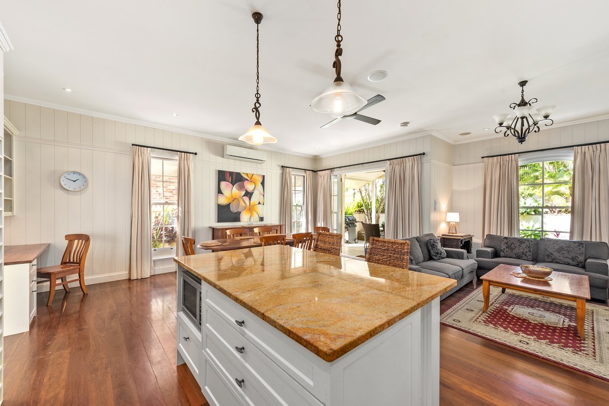 The Family Getaway ~ 3 Bed/2 Bath/1Car ~ Wooloowin