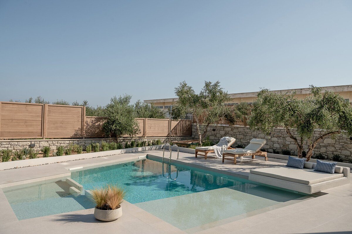 Heated pool *Walk to Taverna * 500mt to the beach gallery image 5