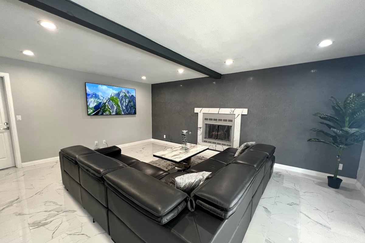 Captivating Modern Home w/ Pool + Jacuzzi + Gym gallery image 3