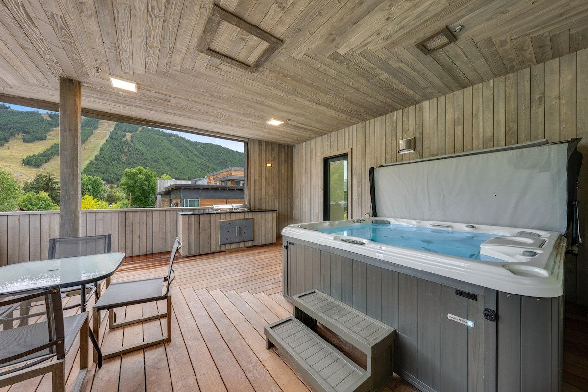Festive Getaway | Hot Tub + Fireplace Views gallery image 2