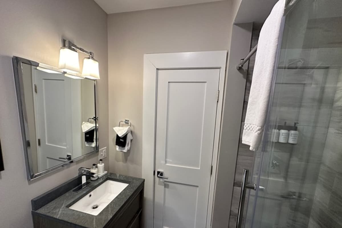 Entire Modern 7 Unit 7 Bath Boutique Inn gallery image 4