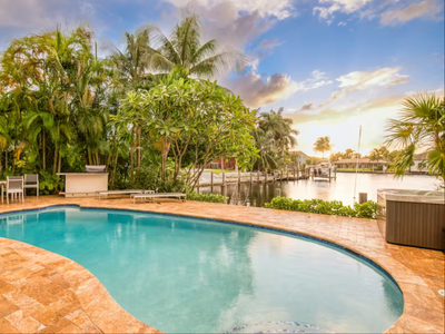 2 King Suites, Pool & Shuffleboard, Dock Access!