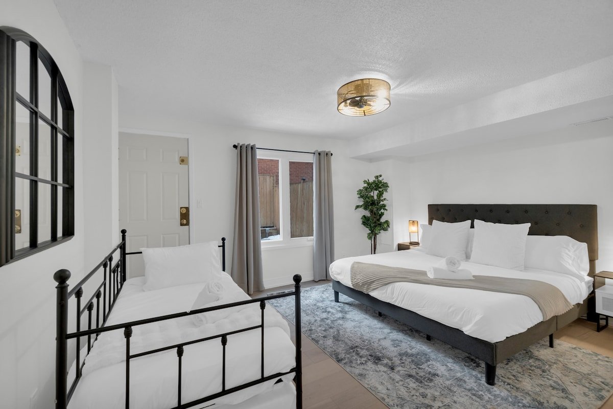 NEW! 6 Beds – Slps10/FREE Parking/Downtown/Gym gallery image 5