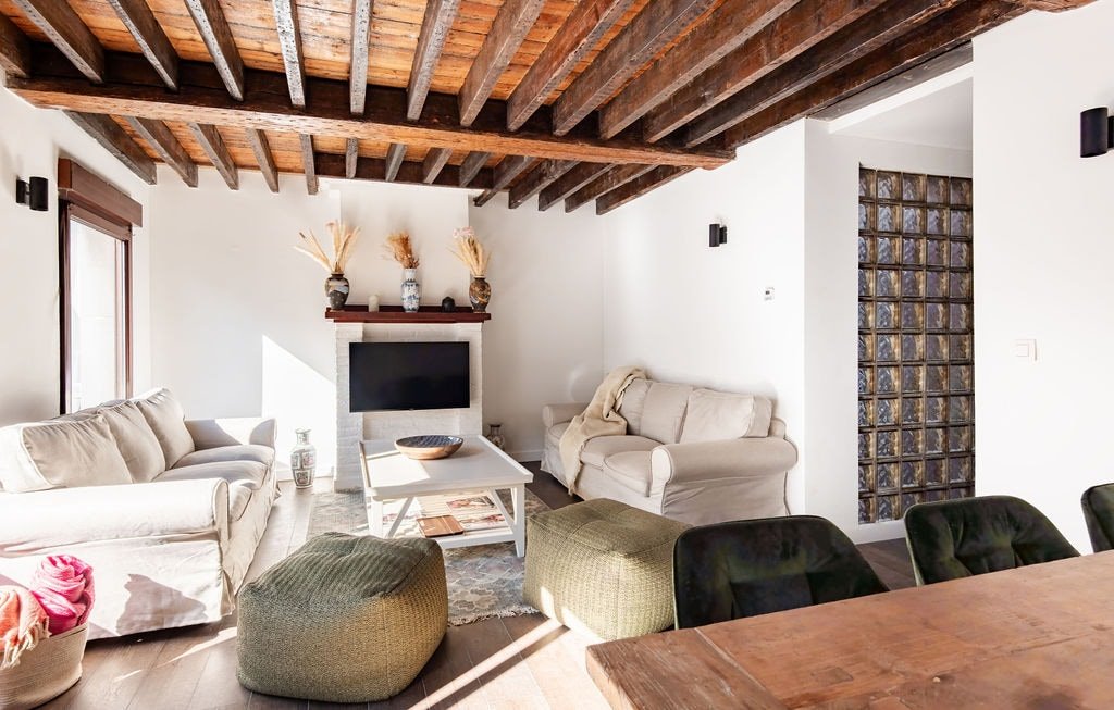 Super location and cozy building including parking gallery image 4