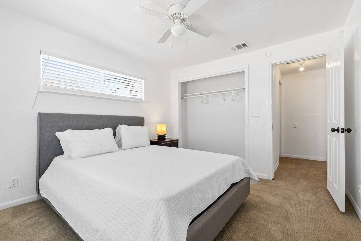 Spacious TCU 2 Living Rooms, 4BD gallery image 4