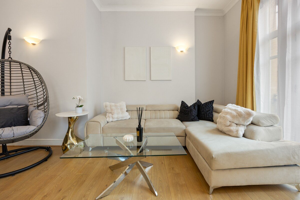 Modern&Charming Oxford Street Home lift access gallery image 3