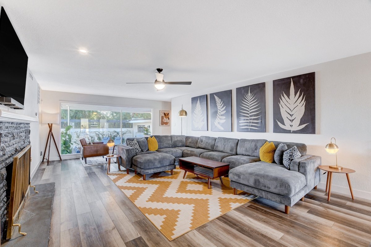 Mid-century Home near Strip/Downtown w/Heated Pool gallery image 2