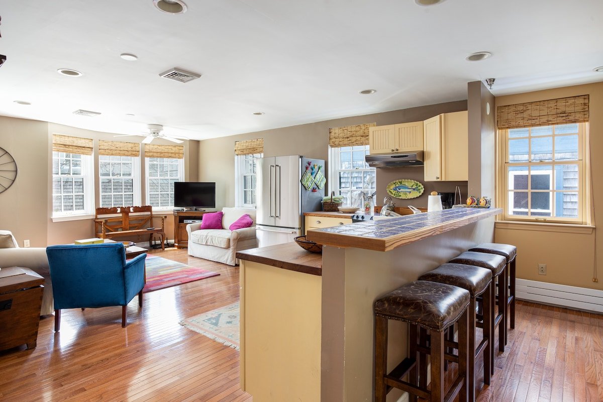 Historic, Updated Stable in Heart of Newport! gallery image 3