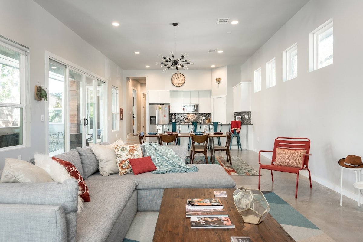 Unwind on the Private Patio of the East Austin Lodge gallery image 4