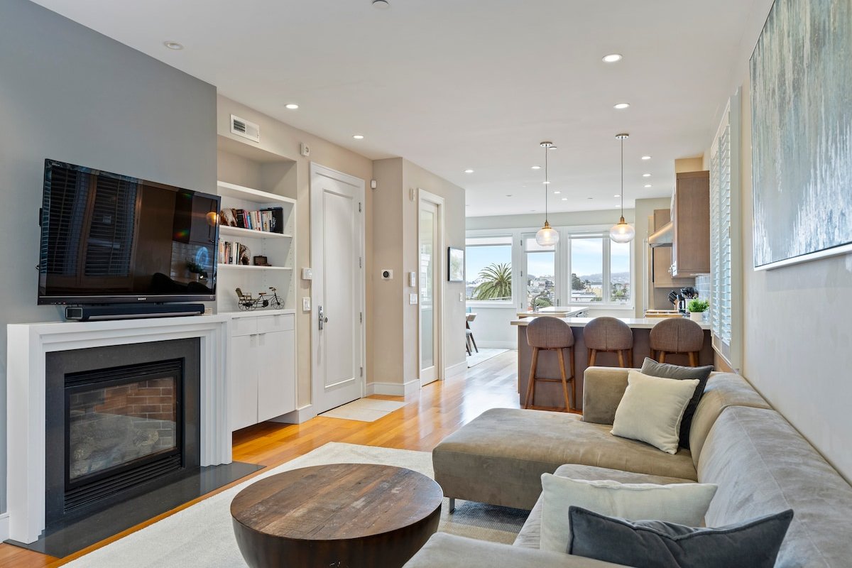 Modern Home with Scenic Views in Mission Dolores gallery image 2