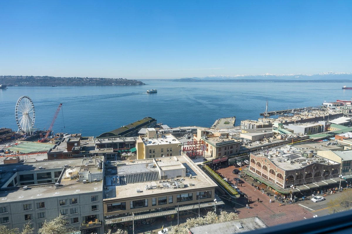 Best View in Seattle – 2BR w/ Parking, Pool, A/C gallery image 3