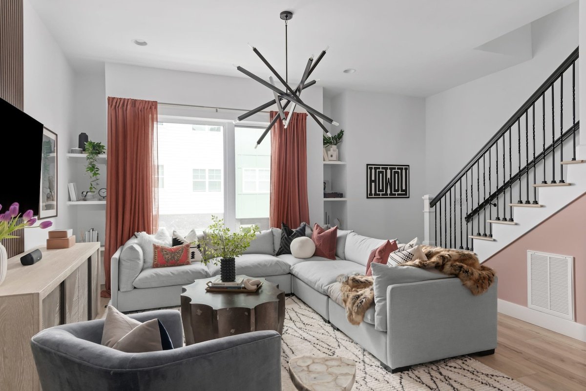 The Hubb House – Hot Tub + Rooftop Lounge! gallery image 4