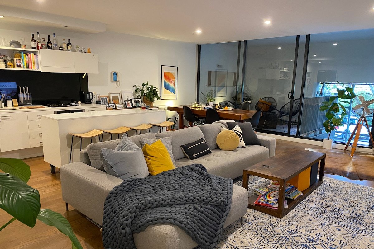 Huge 2 bed/2 bathrm apartment in heart of St Kilda gallery image 3