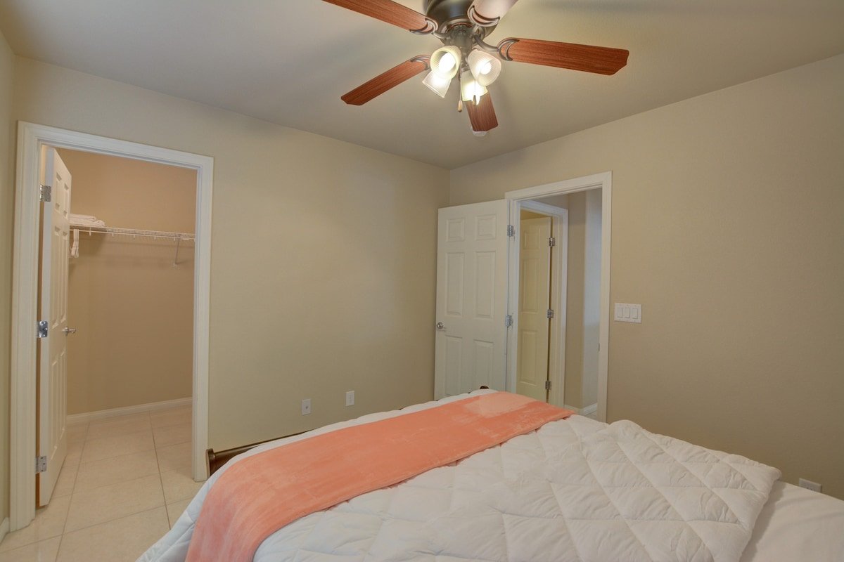 Las Vegas home nearby airport, shopping and strip! gallery image 4