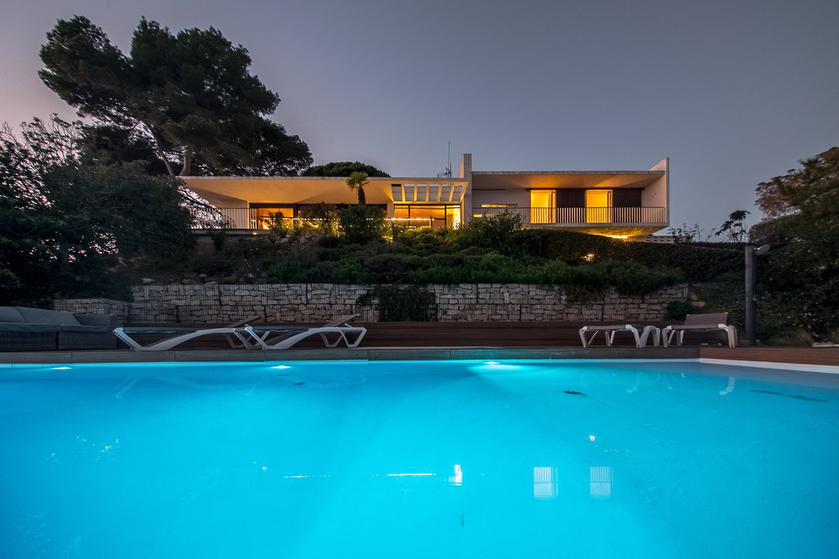 Exclusive villa infinity pool overlooking the Sea