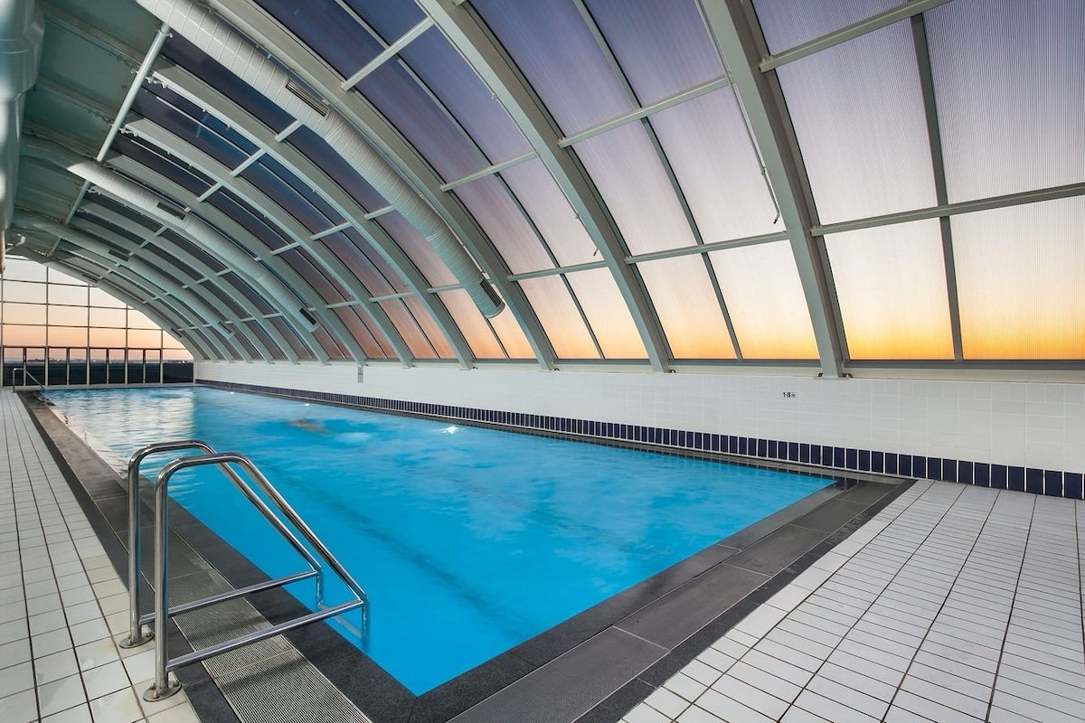 Harbourfront City Views w/ Pool, Parking & More gallery image 4