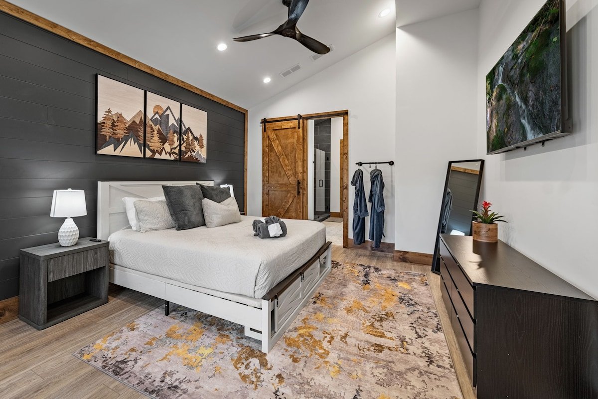 LUXE Chalet! Hot Tub, Sauna, Arcade, 3 King, Creek gallery image 2