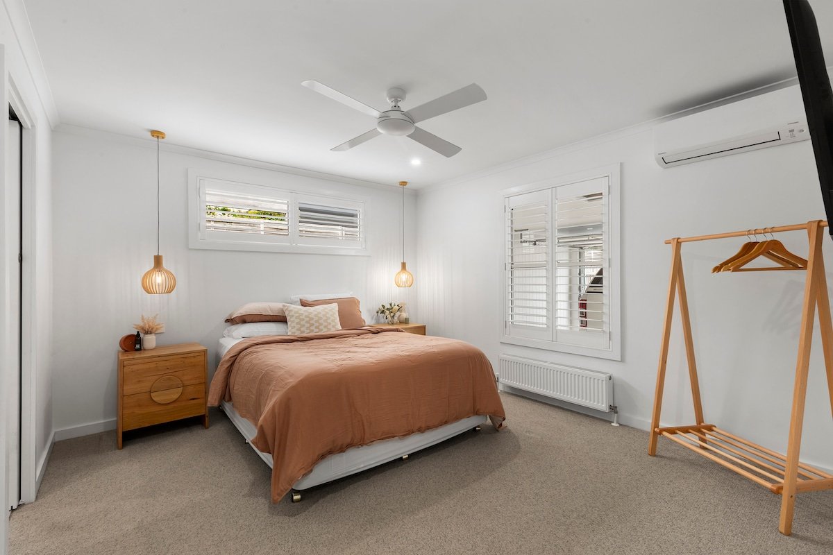 Coastal Retreat with Pool — Sleeps 10 gallery image 3