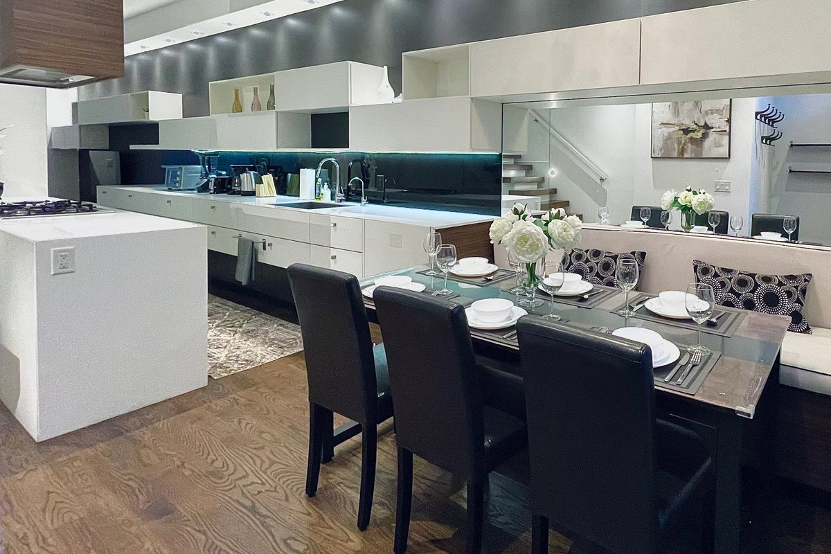 Chic 3BR w/ Parking, King Bed, Full Kitchen, Wifi