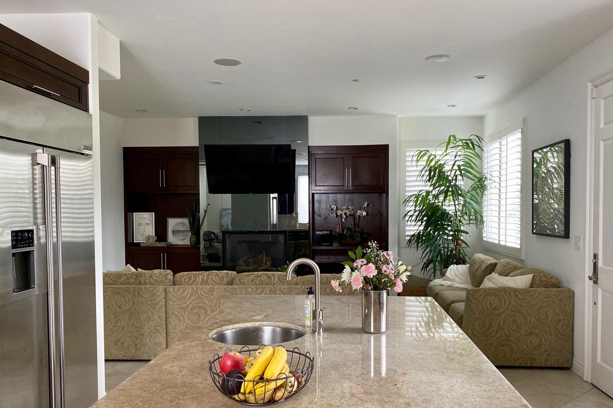 Stunning 4bd 5 bath Canal Front Home with Elevator gallery image 5