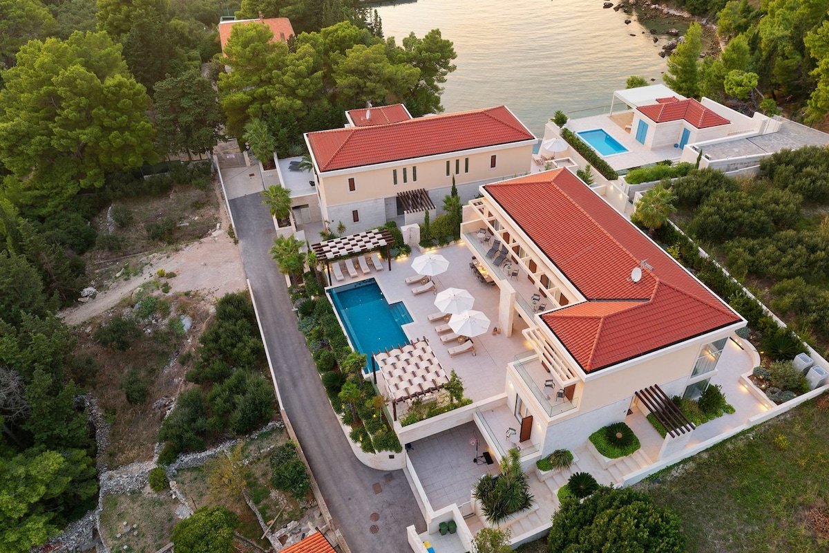 Hvar Deluxe Palace I – Beachfront, Pool & Sauna gallery image 2