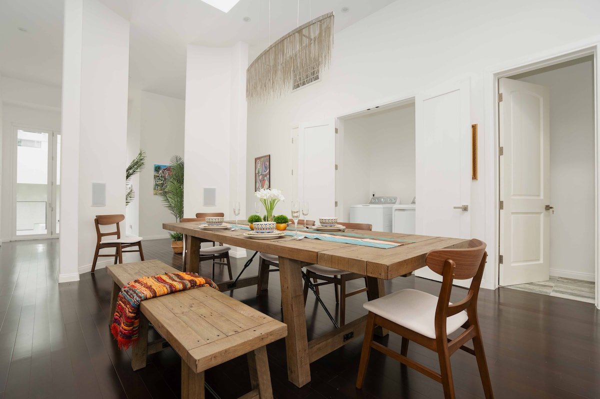 Lux Escape: 4BR/4.5BA Gem near Hollywood & Melrose gallery image 4