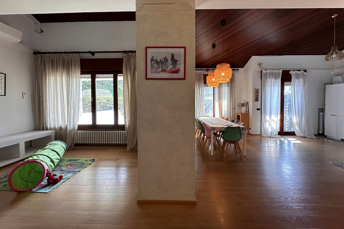 Beautiful Villa with Garden by the Sea gallery image 5