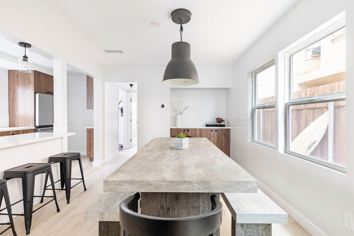 Beach Home W AC | 5 BR | Free Parking | EV Charge gallery image 4