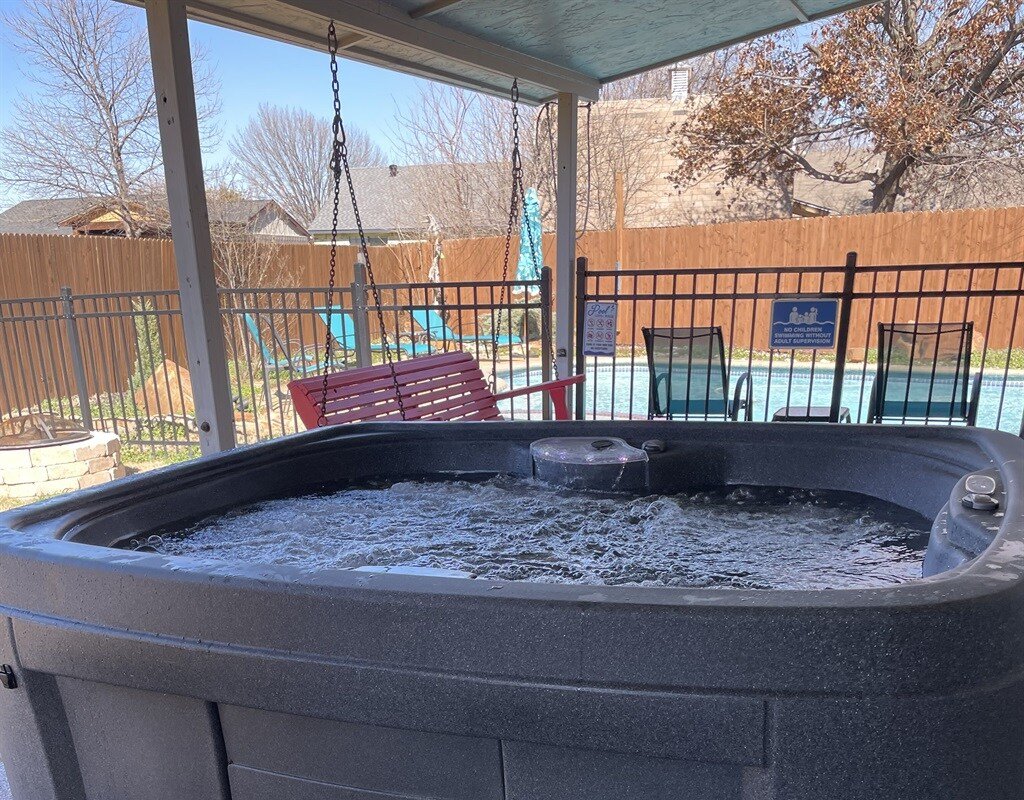 20 Min to Stockyards*King Bed*Hot Tub*Pool*Arcade gallery image 2