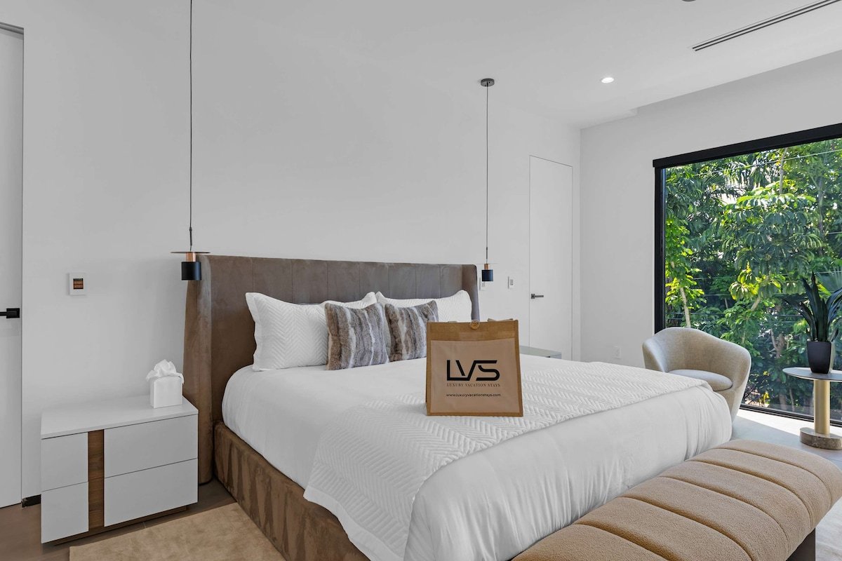 LVS Enclave- Brand New Luxe Las Olas Beach Villa gallery image 3