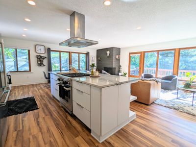 Sunset Shores – River View, King Beds, Soaker Tub