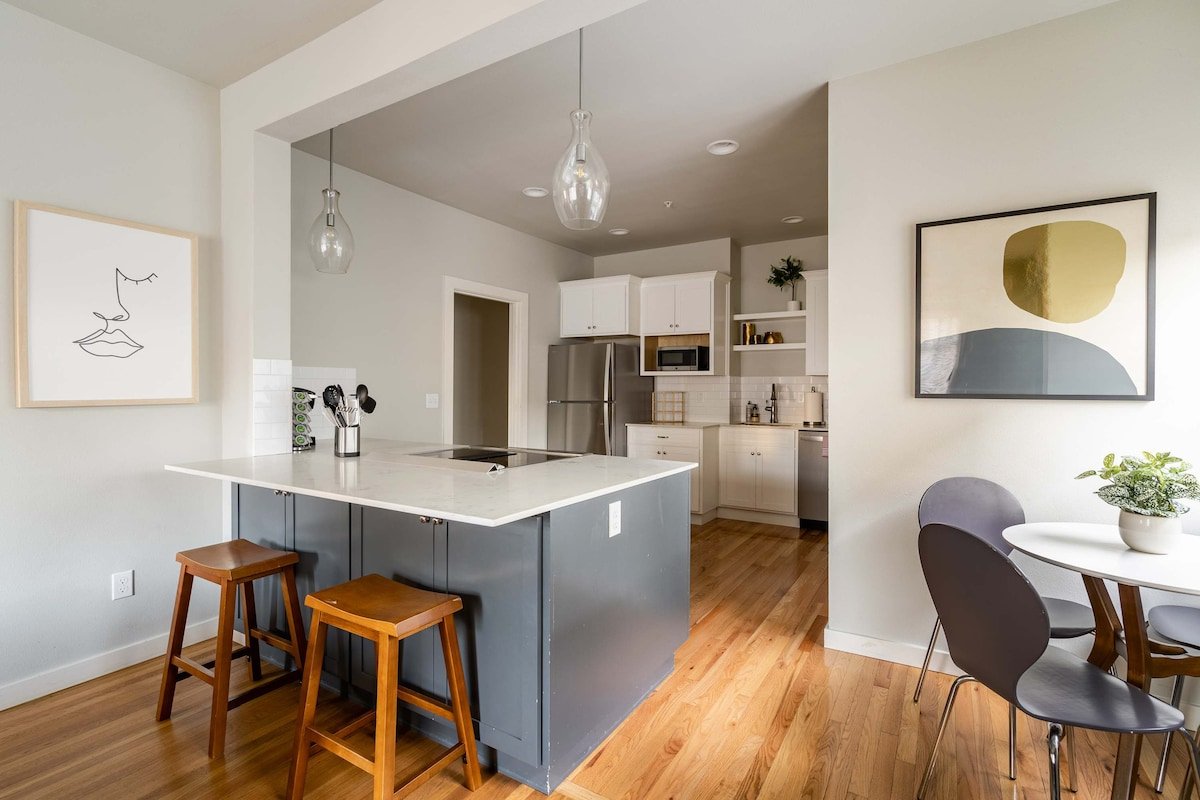 Perfect for Groups – Trendy Area – 4BR – Sleeps 8 gallery image 5