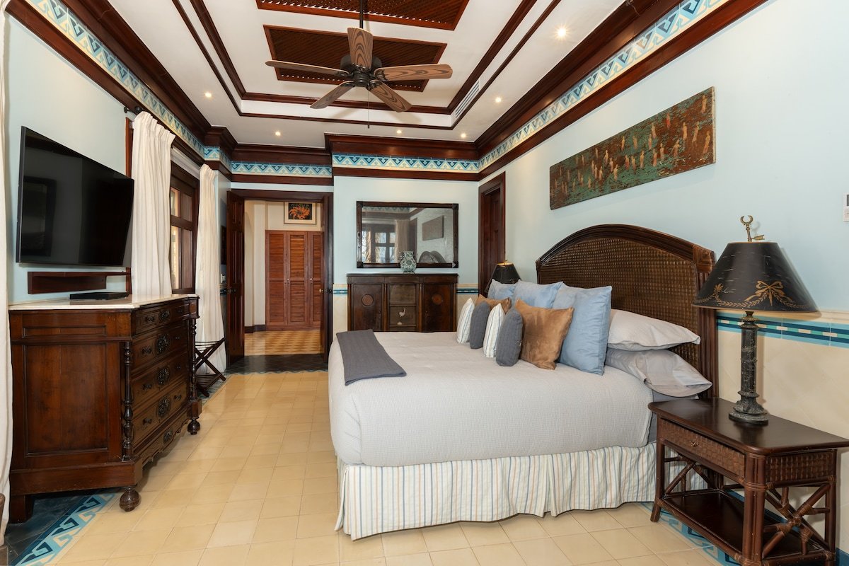 Oceanfront Villa With Pool & Beach Club -Casa Teja gallery image 4