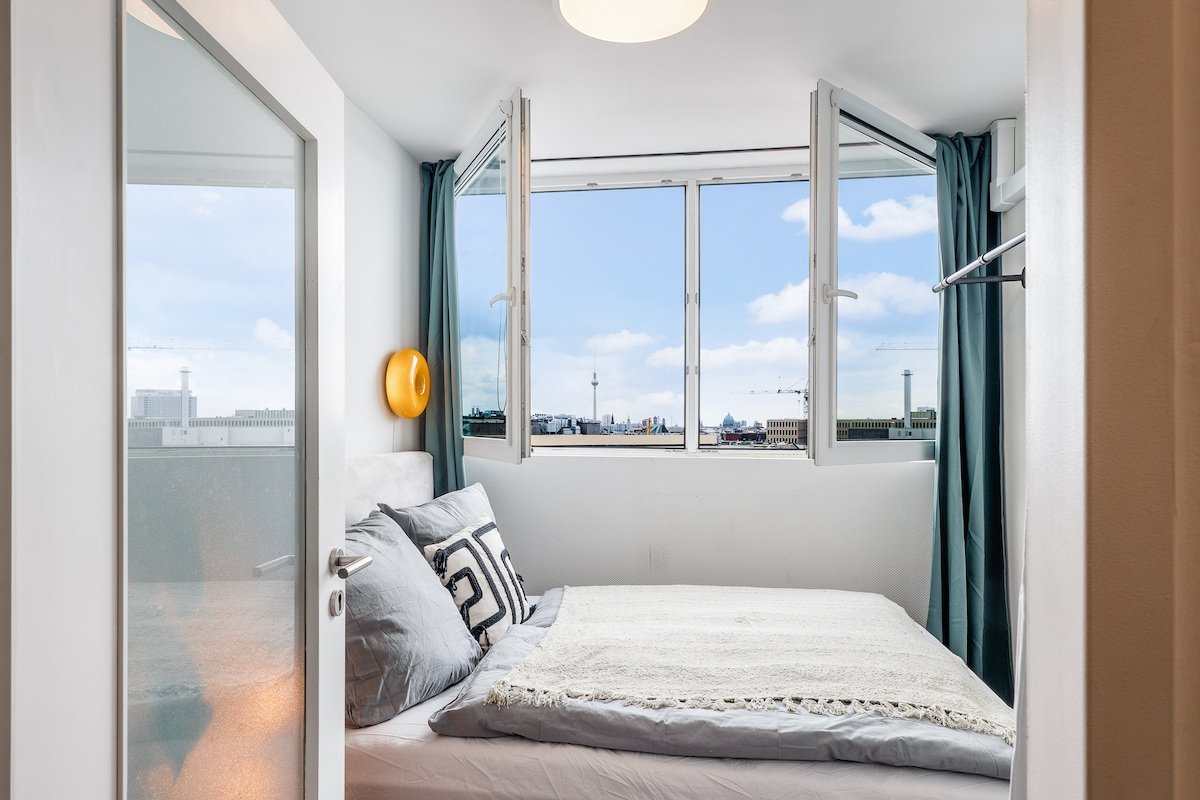 180m2 Urban Loft – Balcony – Parking – 20 pax. gallery image 3