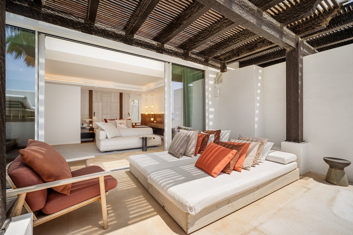 Stylish 4‑Bedroom Duplex in Puente Romano gallery image 4