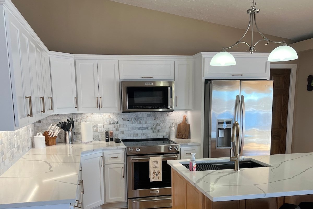 Lake home: hot tub & pool table gallery image 5