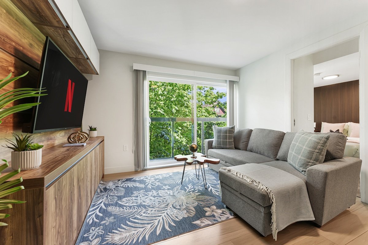 Chic 2 Bed 2 Bath Condo West End DT Free Parking! gallery image 5