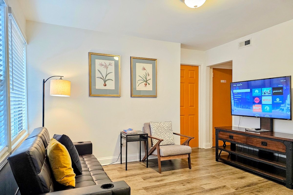 1 #31 – 4 Bedroom Condo – McCormick Place gallery image 3