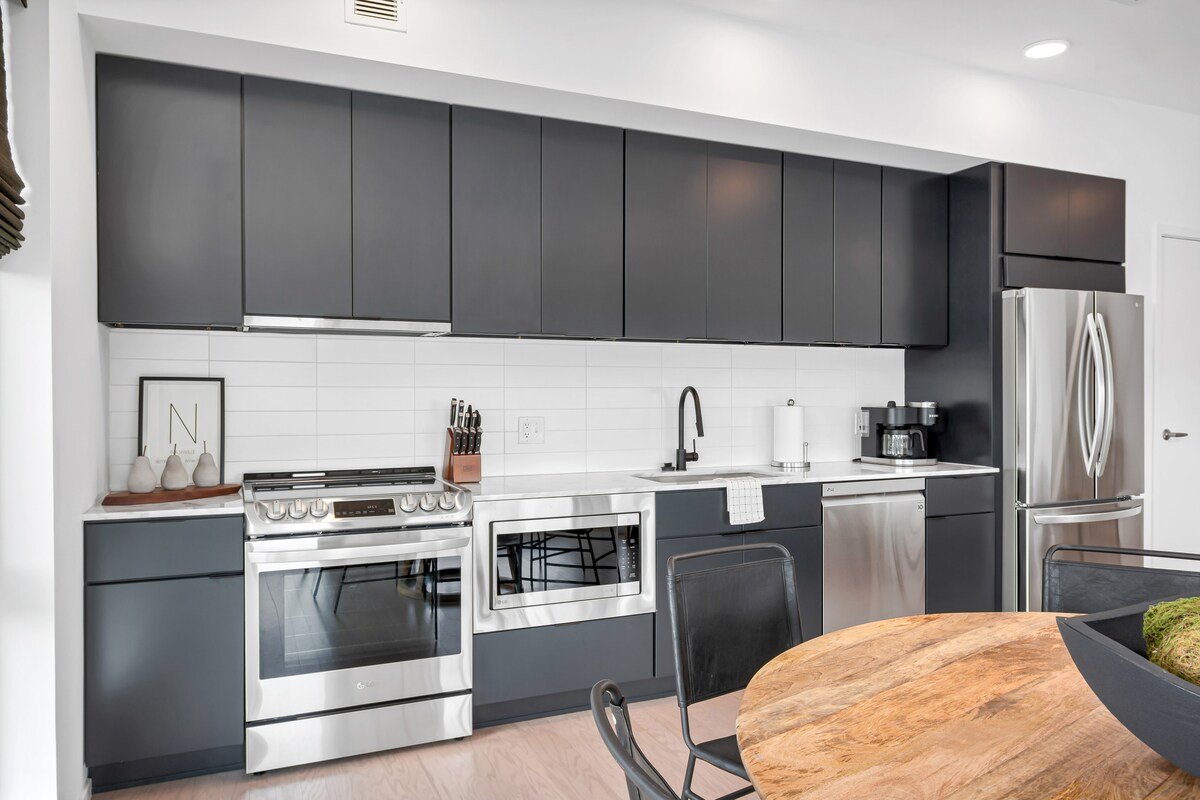 Penthouse River View Walk Downtown +Garage Parking gallery image 5