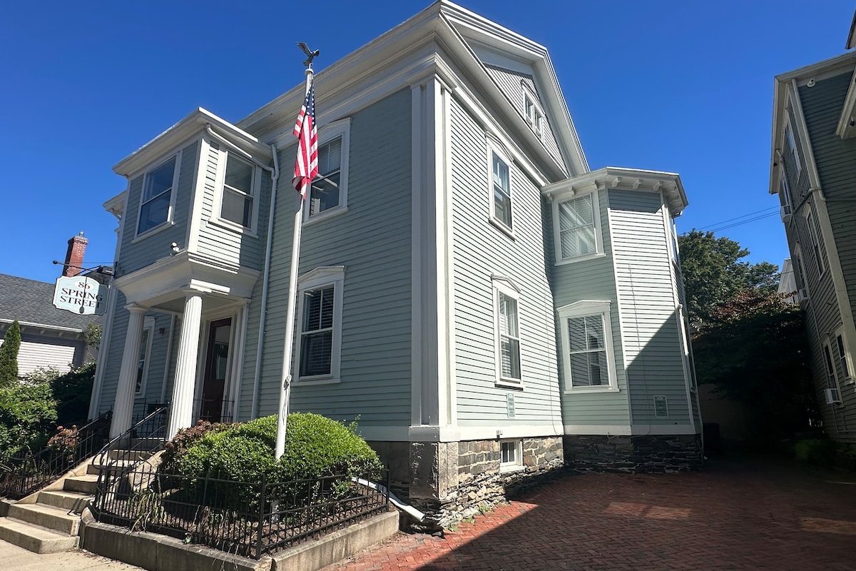 Charming Victorian Home Downtown Newport gallery image 4