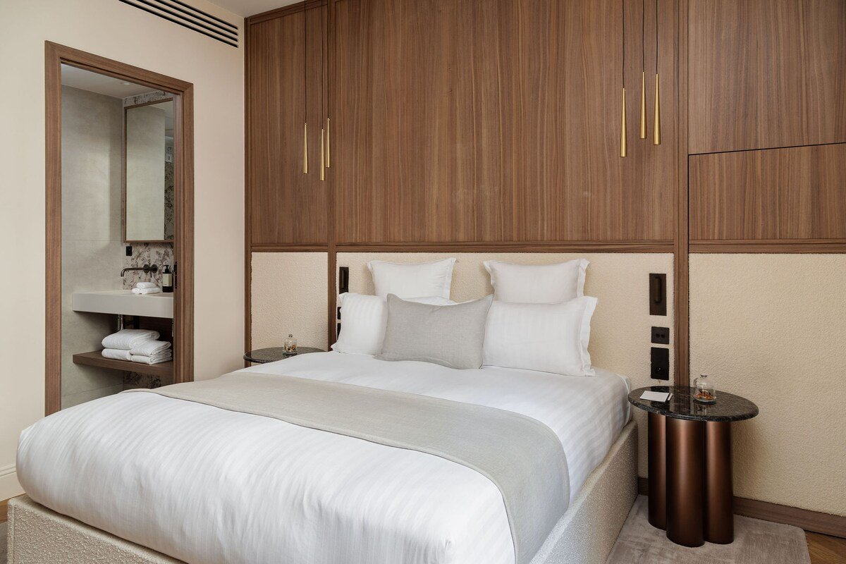 ONIRI 3-BR/3Ba with Services – Le Marais gallery image 2