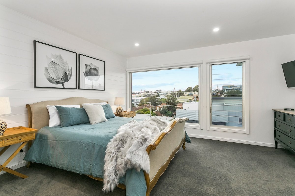 LUXURY LIVING ONLY 200M FROM BEACH & TOWN CENTRE!! gallery image 5