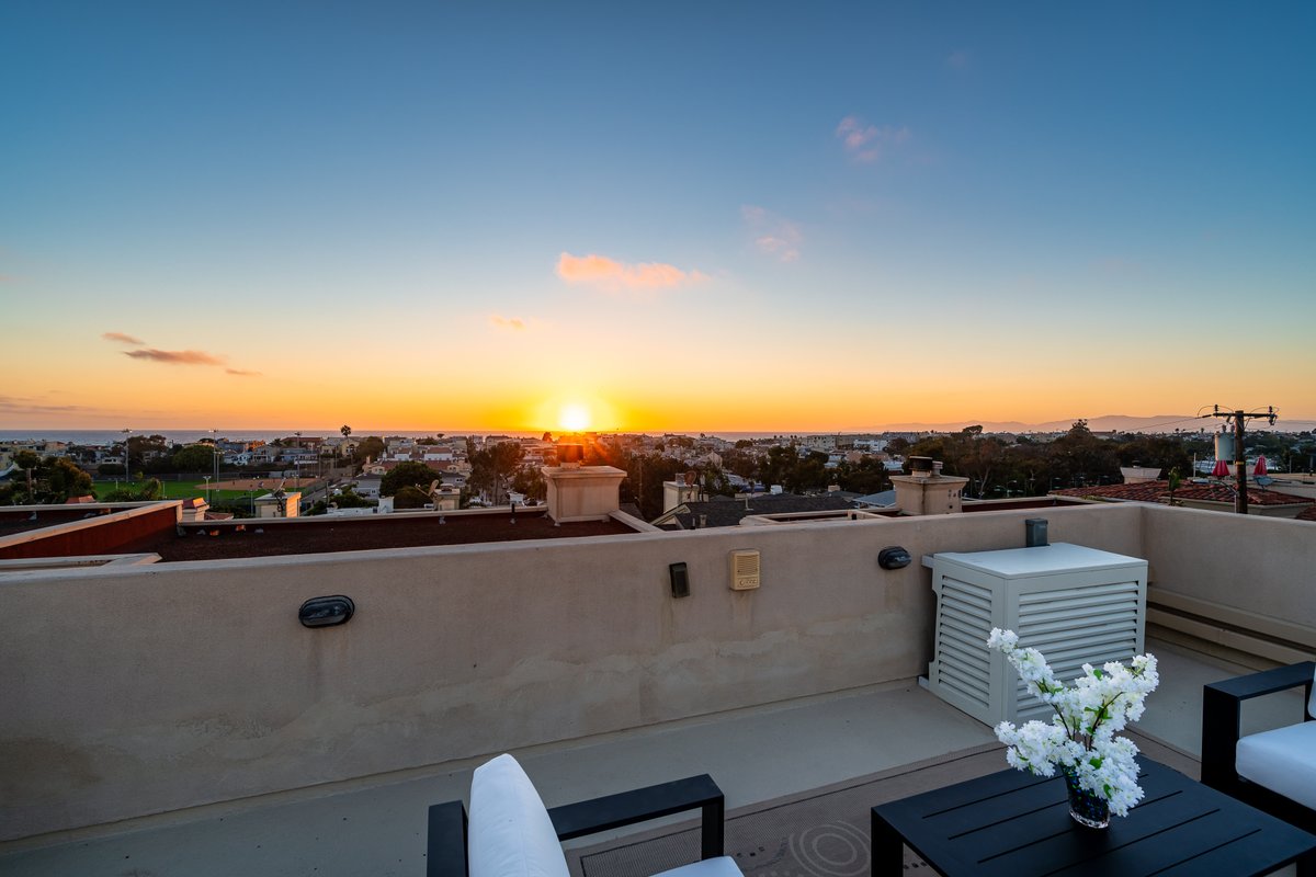 Phenomenal King, A/C, Rooftop Deck, Walk to Beach